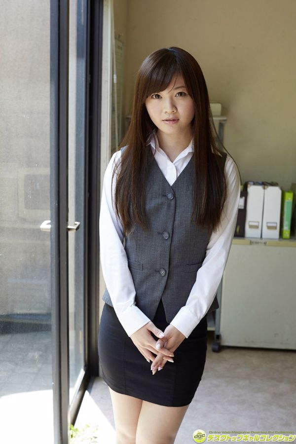 Azumi Hirabayashi << A cute-looking round nice ass queen! 